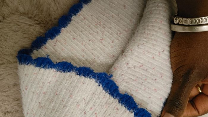 Pull blanc moucheté rose et bleu liseré bleu sur le bord manche doux - photo numéro 7
