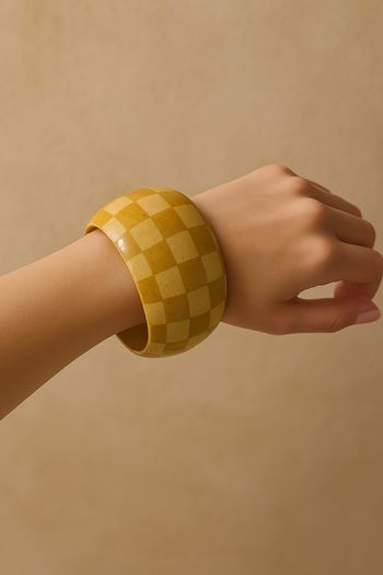 Bracelet manchette vintage en bois à damiers jaune et crème