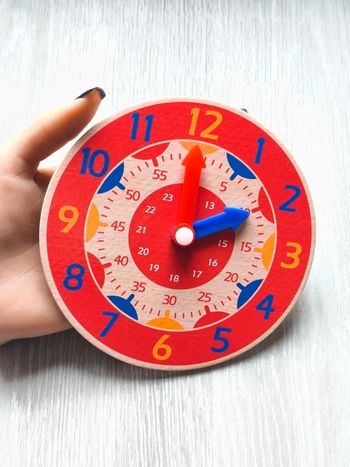 Horloge en bois, rouge