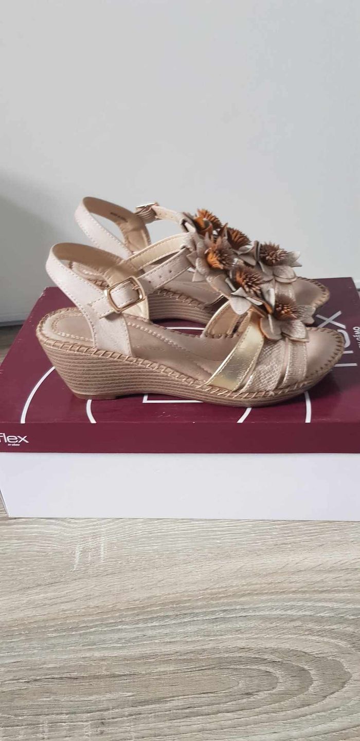 Sandales à talons compensés - photo numéro 2