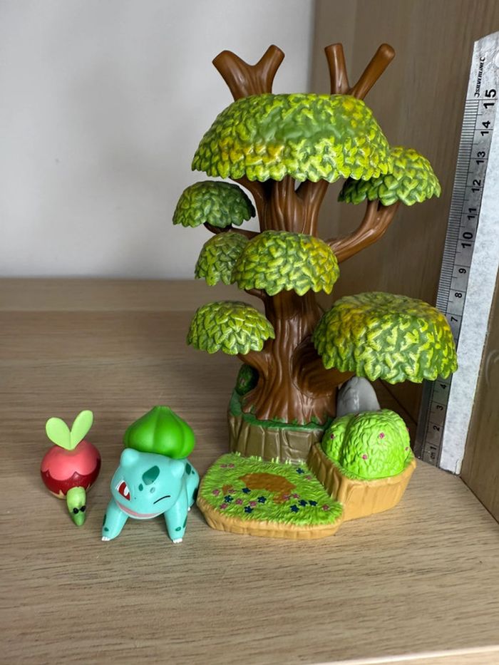 Figurine Pokémon avec décor