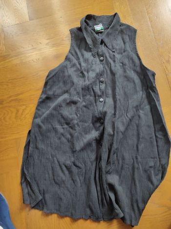 blouse sans manche noire  tissus un peu crepé