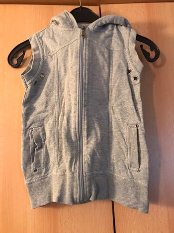 Gilet gris.