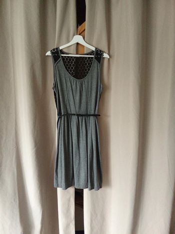 Robe grise ceintrée et dos ajouré Cache-Cache taille 42