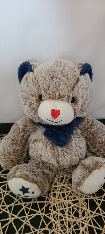 Peluche ours FRANCOISE SAGET gris écharpe bleue nez en coeur assis