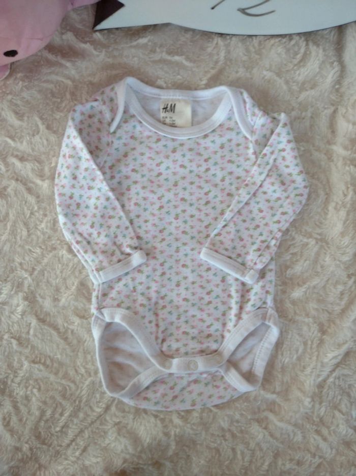 Body manches longues Fille 1/2 mois Fleurs H&M 100% coton - photo numéro 2