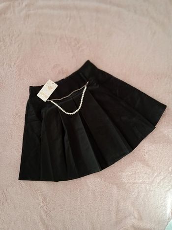 Jupe noire plissée avec bijoux
