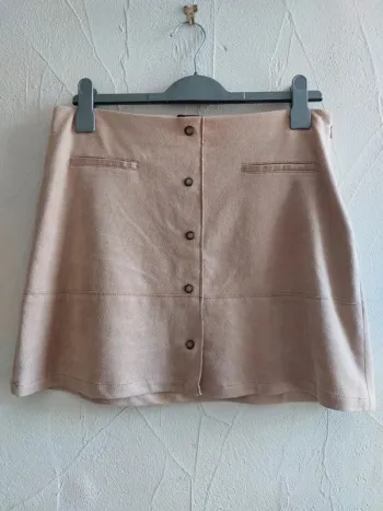Jupe courte aspect daim beige avec boutons Taille 38