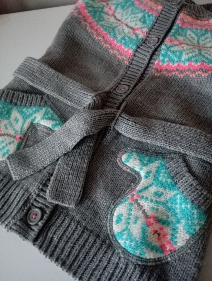 Gilet veste . 4 ans. Gris et multi couleurs. Acrylique. Gemo . 2 poches et une ceinture . Parfait état - photo numéro 6