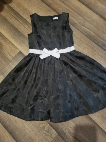 Robe chic pour fille noire et noeud blanc + 2 jupons intégrés. Taille 8 / 9 ans. Orchestra. TBE
