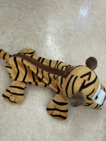 Trousse en forme de tigre – Neuve – Jaune moutarde & marron