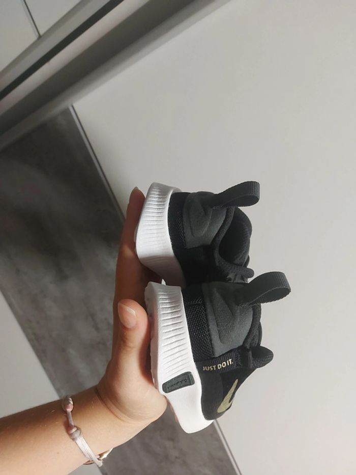Baskets Nike taille 22 neuve - photo numéro 3
