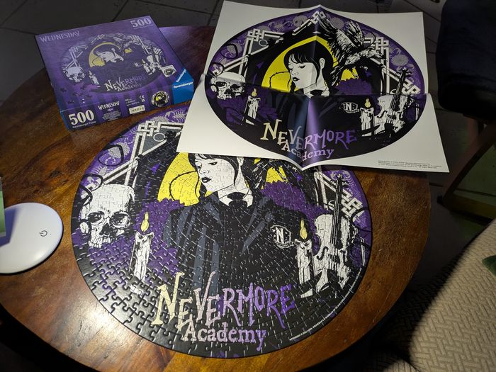 Magnifique puzzle rond Mercredi Nevermore + poster Ravensburger 500 pièces