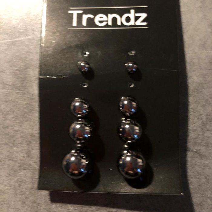 lot de 4 paires de boucles d'oreille clou en verre noir