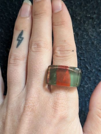 Bague en résine style vintage