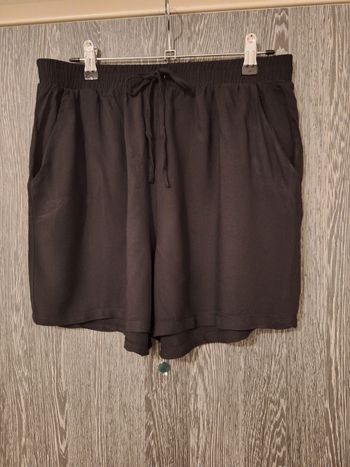 Short uni noir fluide taille élastiquée
