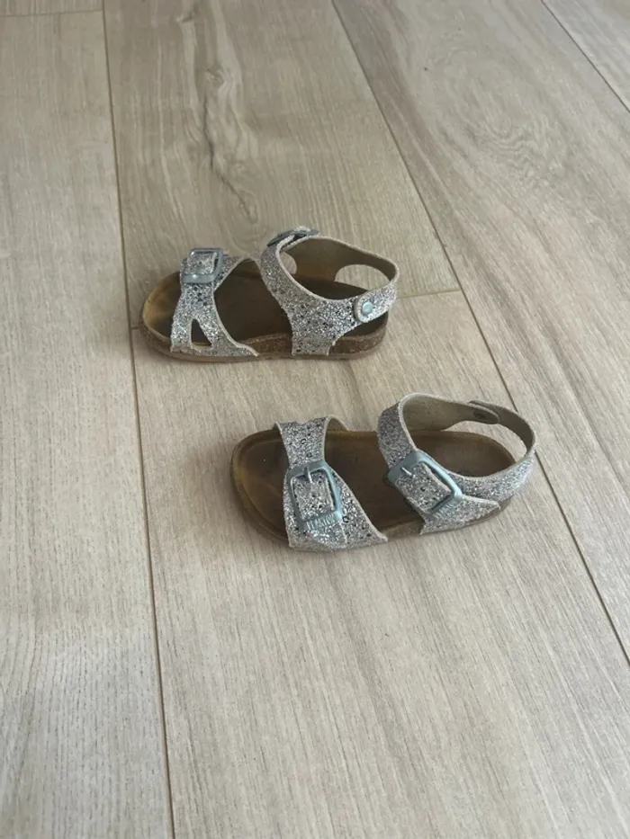 Nu pied petite fille - photo numéro 2