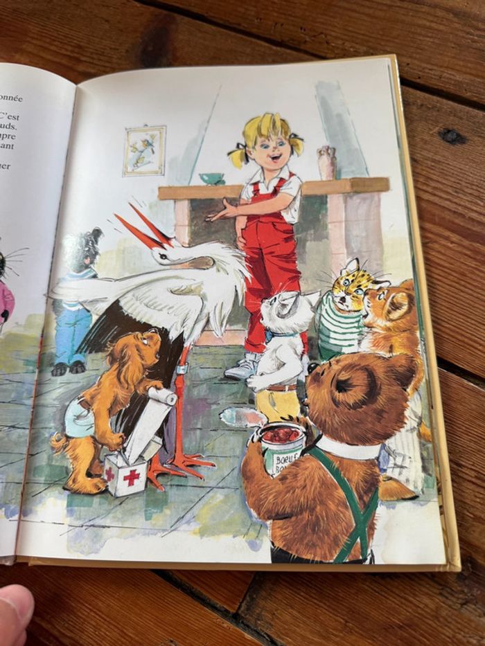 Couverture bleue Moyen Livre bd album La croisière de Caroline Hachette - photo numéro 5