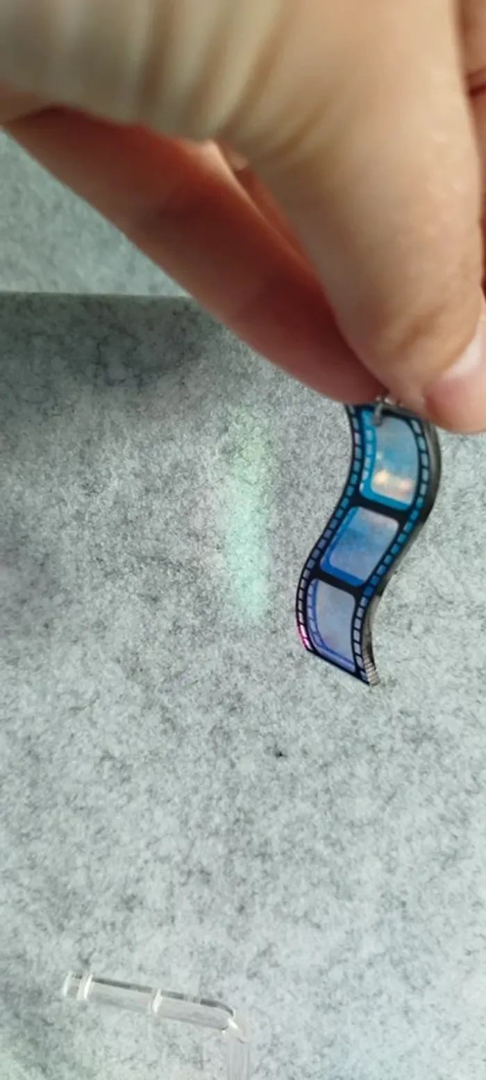 🍄 Boucles d’oreilles ▪ bande de cinéma en acrylique effet holographique - photo numéro 4