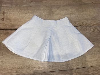 Jupe blanche neuve habillé tape à l’œil