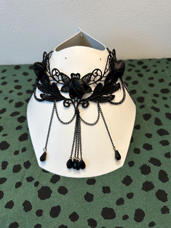 Collier ras du cou gothique noir avec rose noire