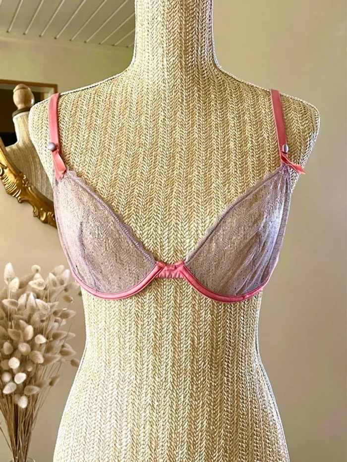 sublime Soutien-gorge dentelle grise transparente détails satinés rose corail sublime et délicat - photo numéro 5