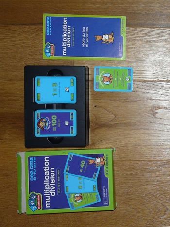 Jeu de cartes Je m'entraîne à la multiplication  et à la division de Hachette