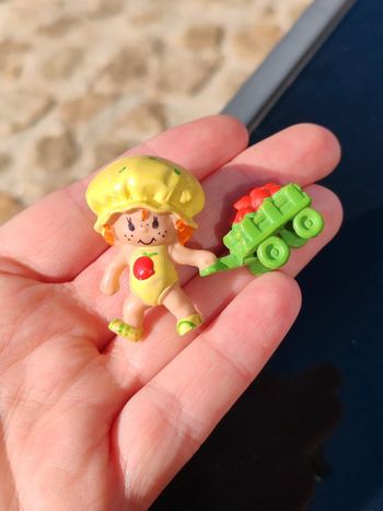 Figurine charlotte aux fraises - bébé avec chariot
