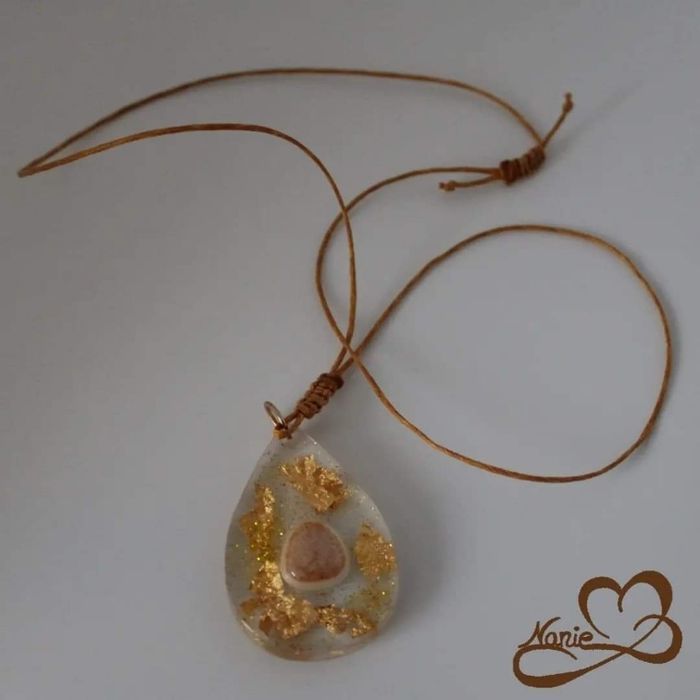 Pendentif en résine avec une mosaïque orangée !!