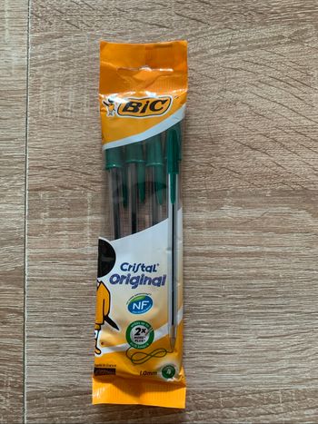 4 stylos bic vert