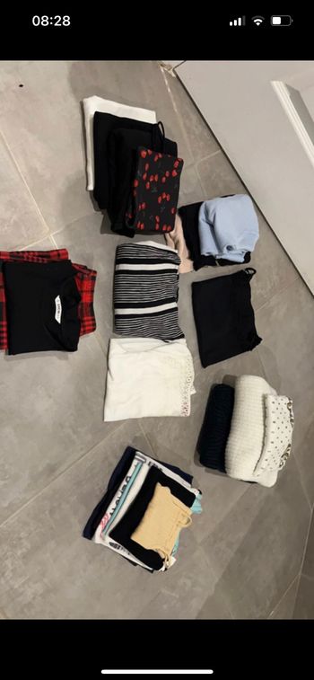 Lot de 23 vêtements taille 10 ans comme neuf