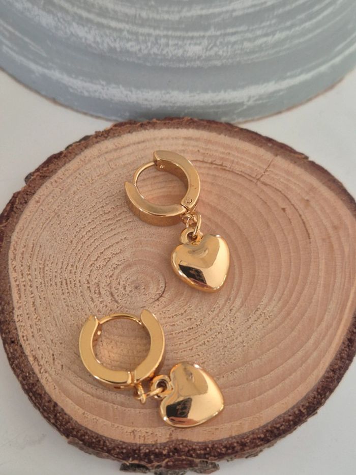 Jolies boucles d'oreilles avec cœur