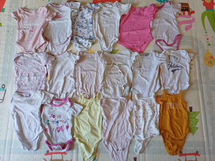 Vêtements 6 mois (body, pyjamas, t-shirt, pantalon, pull, robes) - photo numéro 4