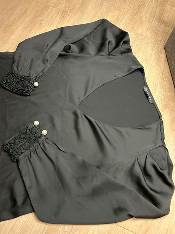 Blouse noire oversize avec manches bouffantes décolleté col V