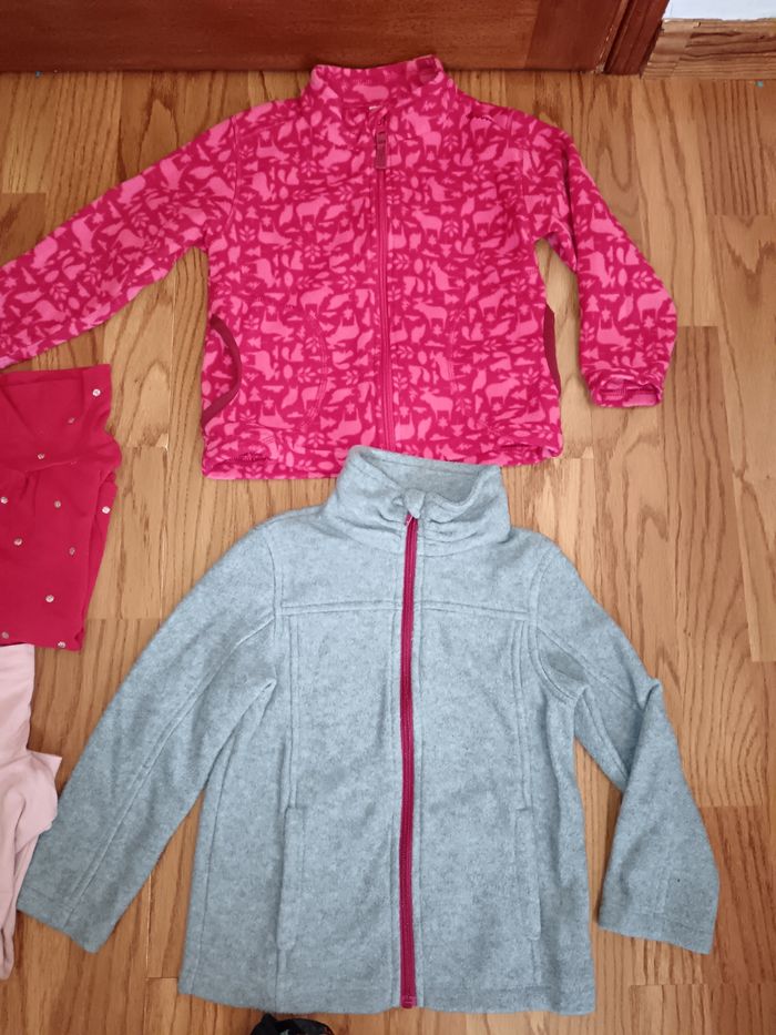 Lot ski 4 ans vestes polaires, sous pulls col roulés et gants - photo numéro 2