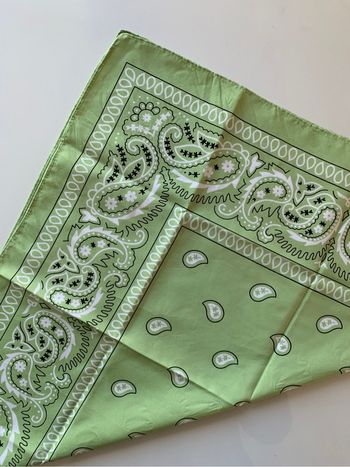 Foulard vert à motifs