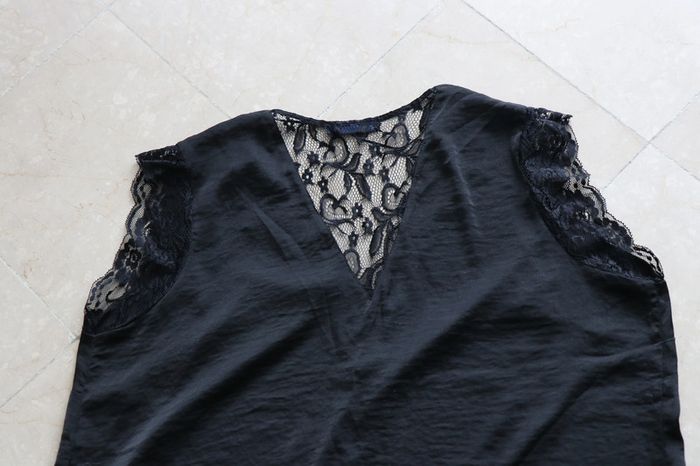 Kiabi - Blouse satinée avec dentelle - noir - photo numéro 7