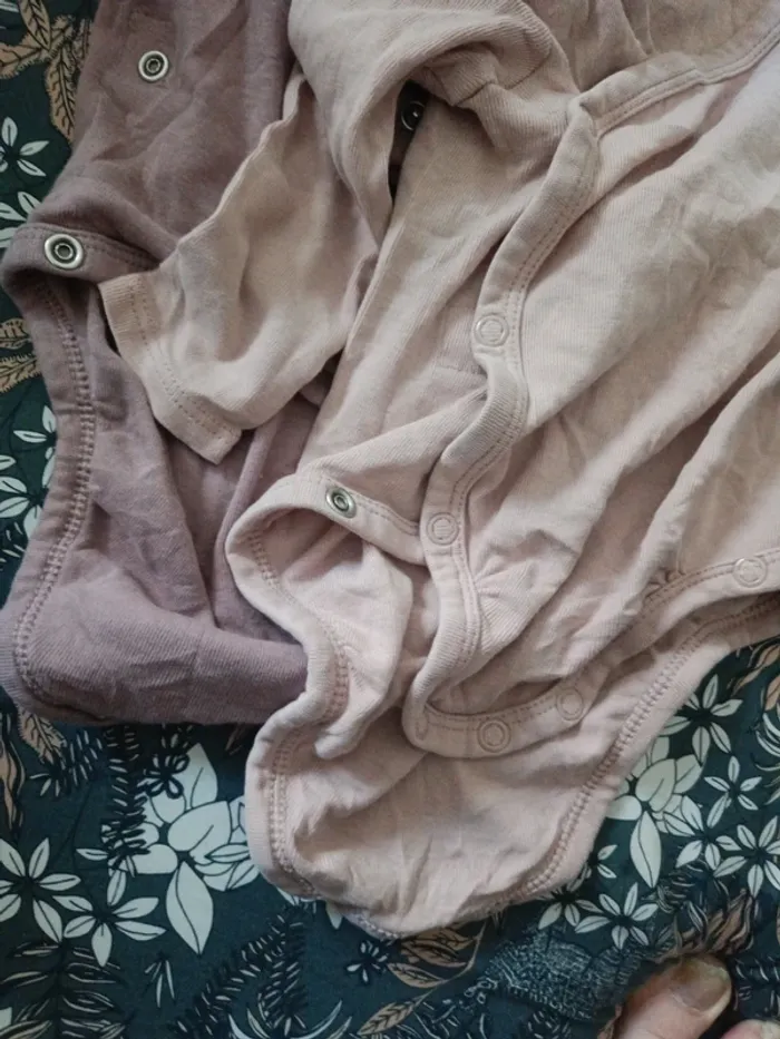 Lot de 2 bodies croisés H&M 68cm rose foncé et clair - photo numéro 4