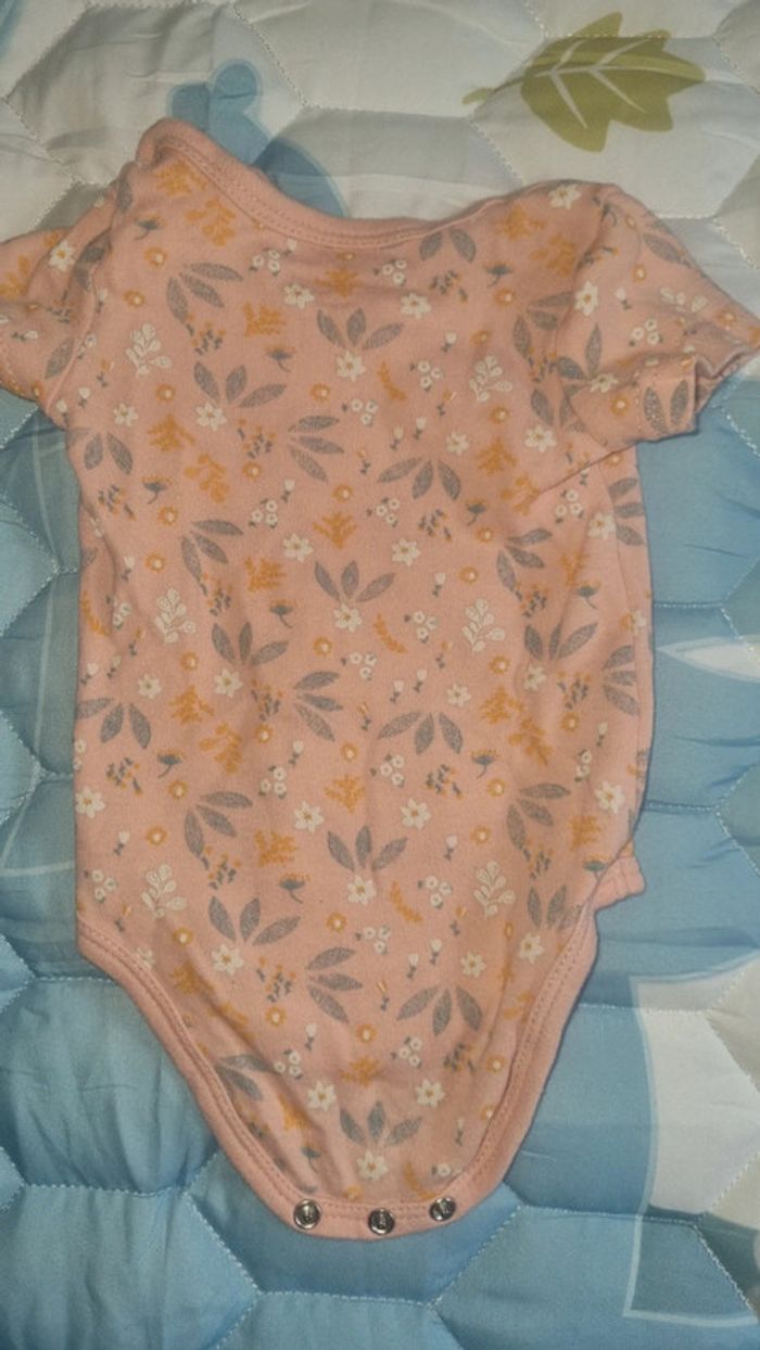 Body manche courte 3 mois 62 cm en très bon état - photo numéro 5