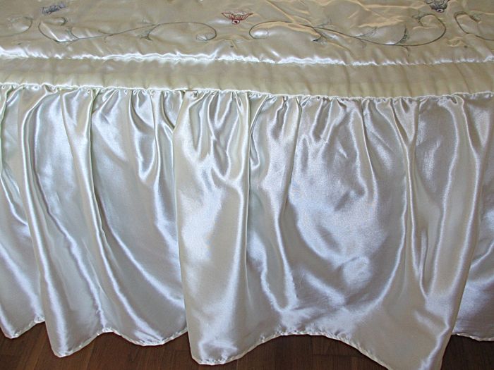 Couvre-lit écru en satin avec broderies, matelassé - photo numéro 5