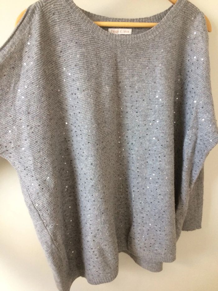• Pull gris pailletté épaules dénudées • - photo numéro 14