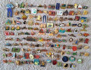 Gros lot d'anciens pin's publicitaires