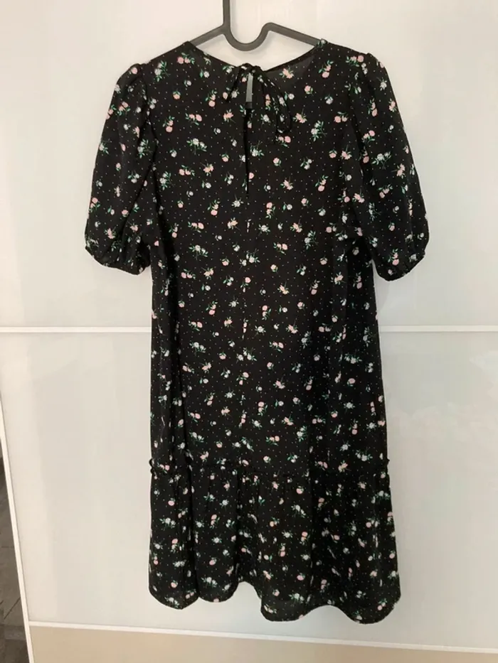 Robe noire à détails fleuris - photo numéro 4