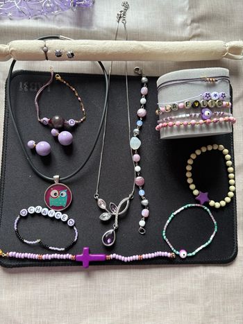 Lot de 17 bijoux violet neuf et très bon état 
