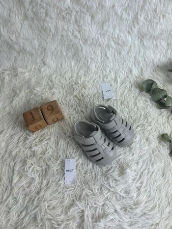 Paire de chaussures méduses Next taille 19 coloris gris