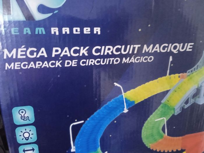 Circuit magique avec une voiture à led - photo numéro 4