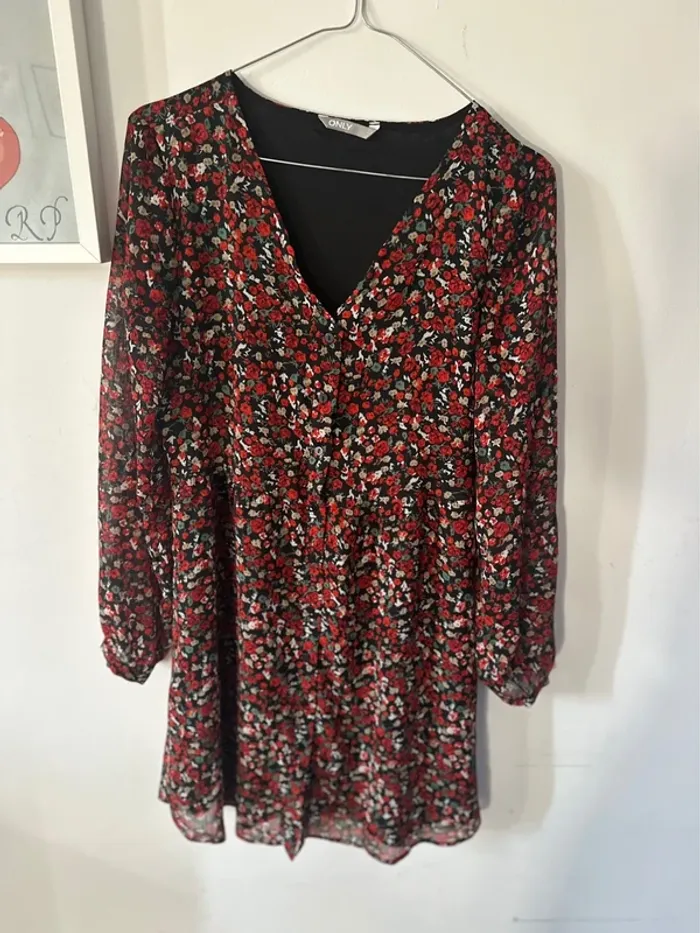 Robe à fleurs, manches longues de la marque only taille XS