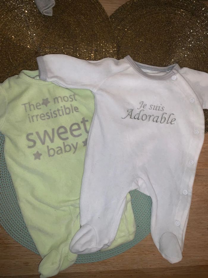Deux pyjamas 1 mois excellent état