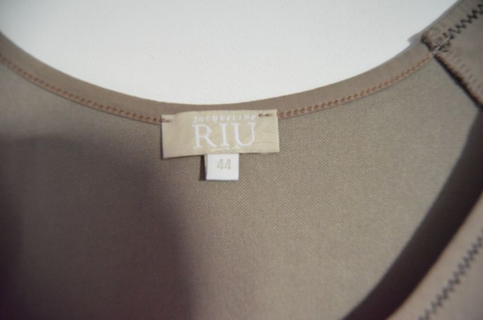 Robe taupe Jacqueline Riu taille 44 – imprimé ville moderne - photo numéro 3