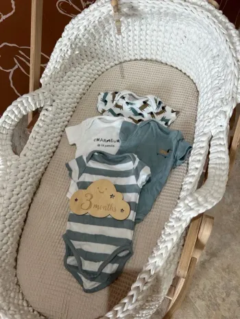 Lot 4 bodies manche courtes npo 3mois